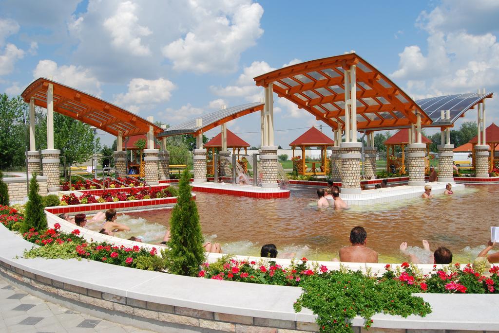 Hotel Termal Tiszaújváros Exteriör bild