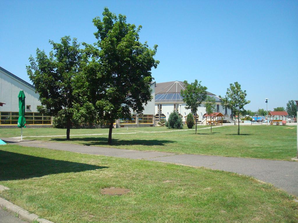 Hotel Termal Tiszaújváros Exteriör bild